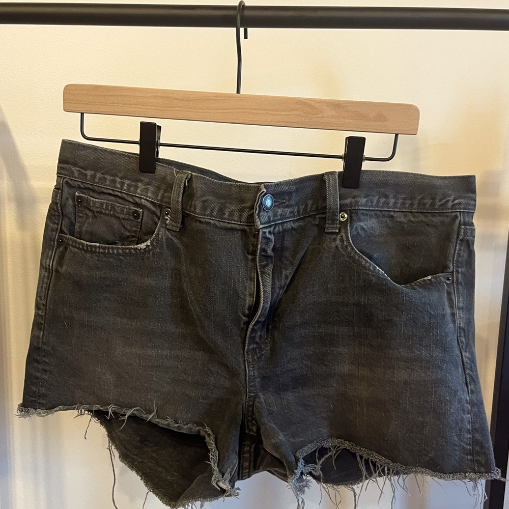 Black/Gray Gap Slim Demin Shorts in Size 32